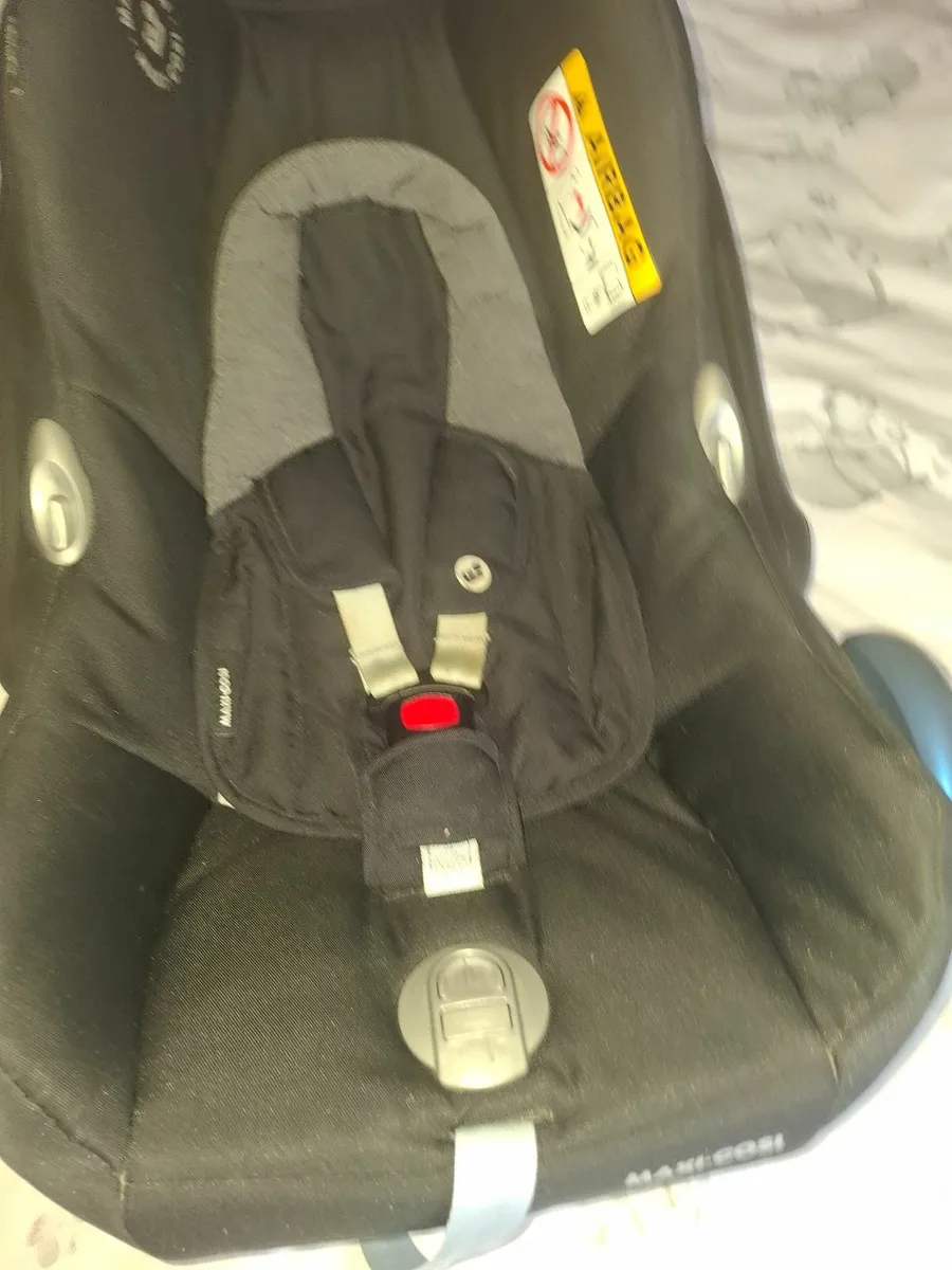 Maxi cosi cabrio and base - Image 3