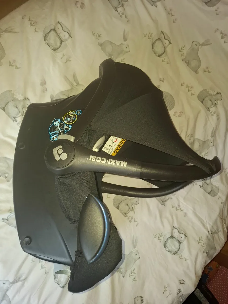 Maxi cosi cabrio and base - Image 4