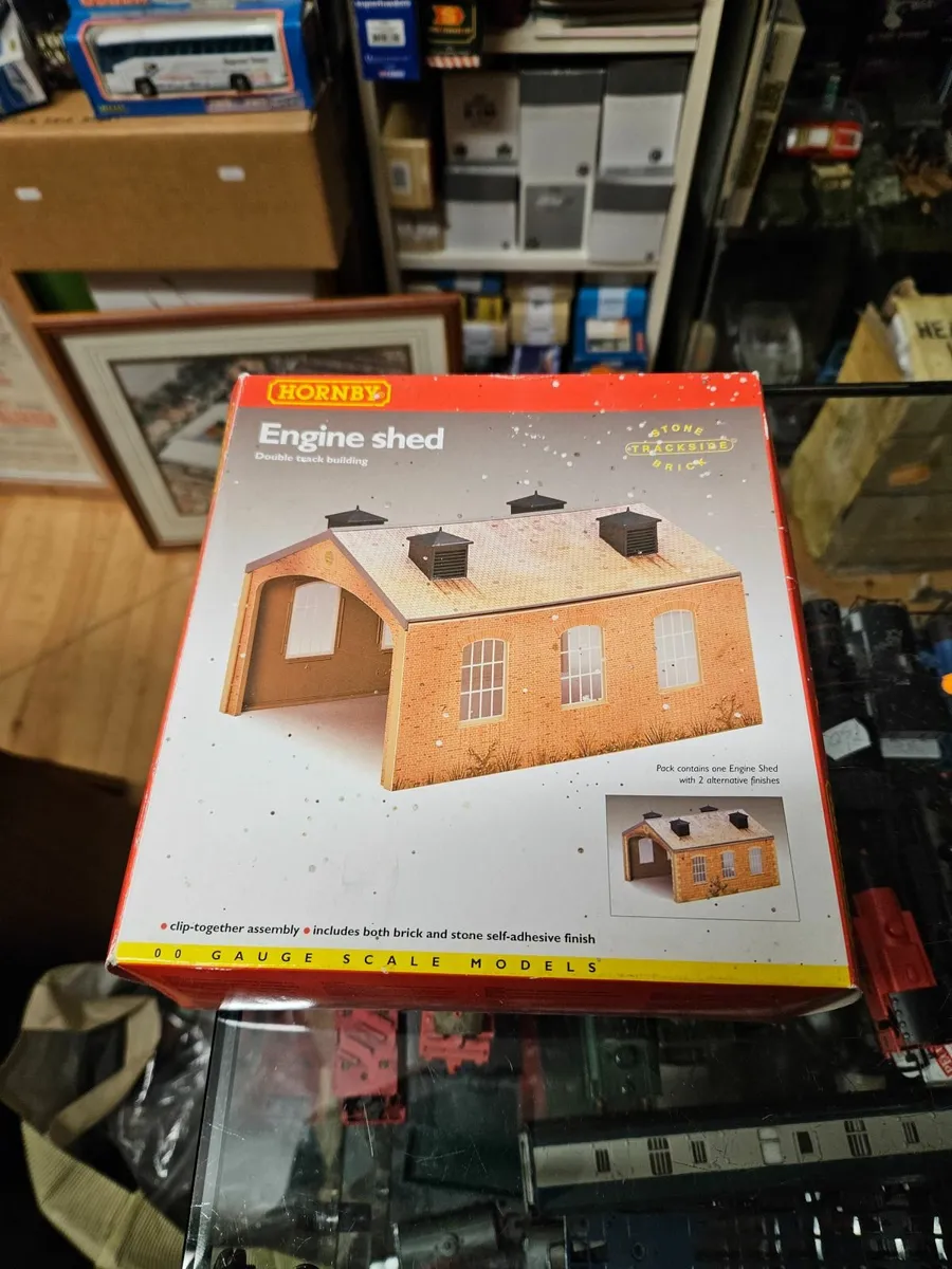 Hornby OO Gauge Engine Shed - Image 1