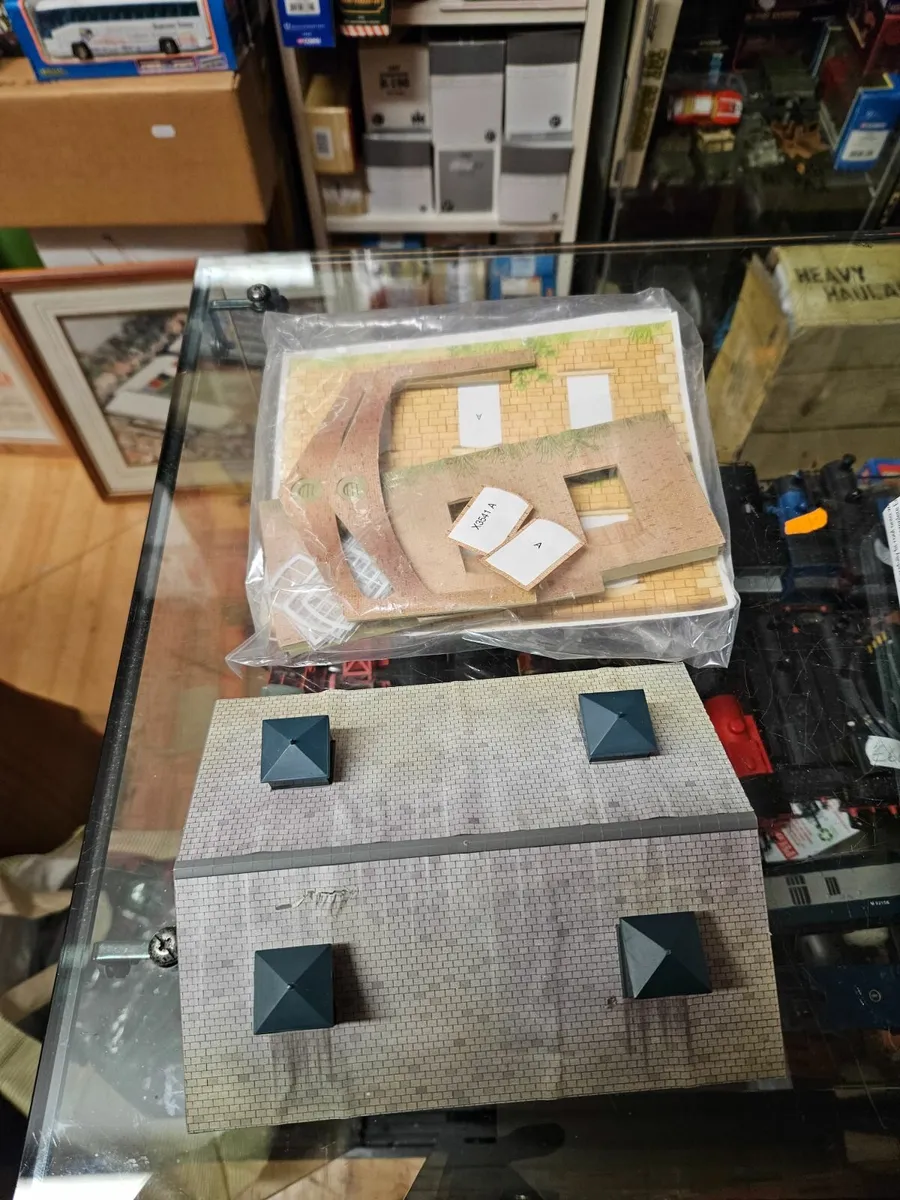 Hornby OO Gauge Engine Shed - Image 3