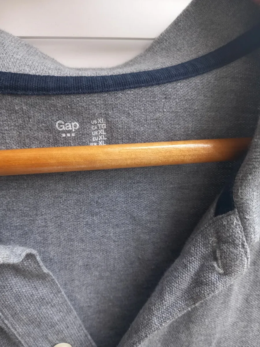 Mens grey GAP polo shirt - Image 2