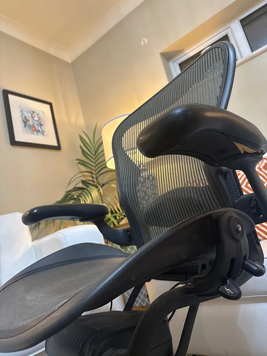 Herman Miller Aeron - Image 4