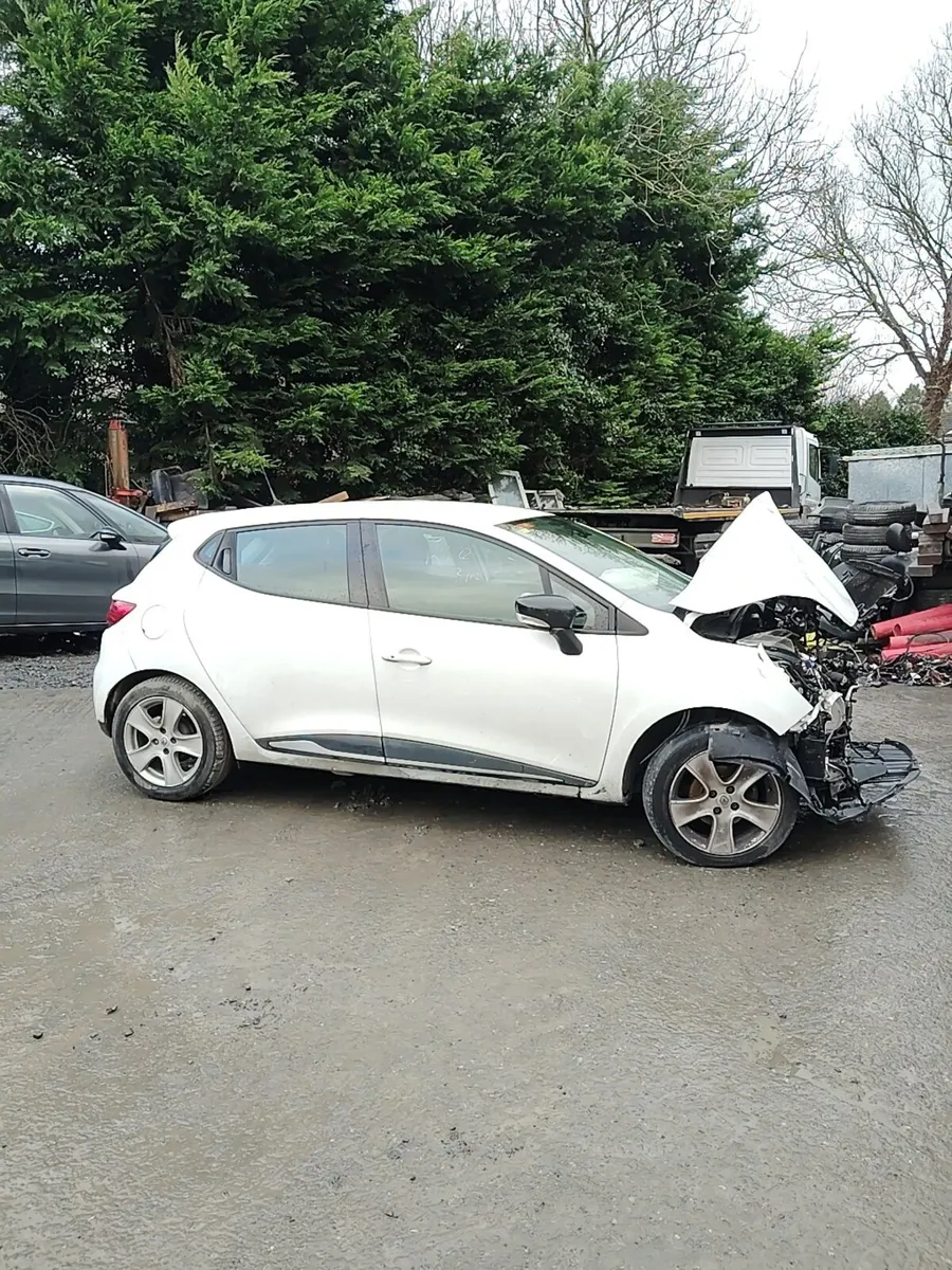 Breaking  Renault Clio 2016 petrol - Image 1