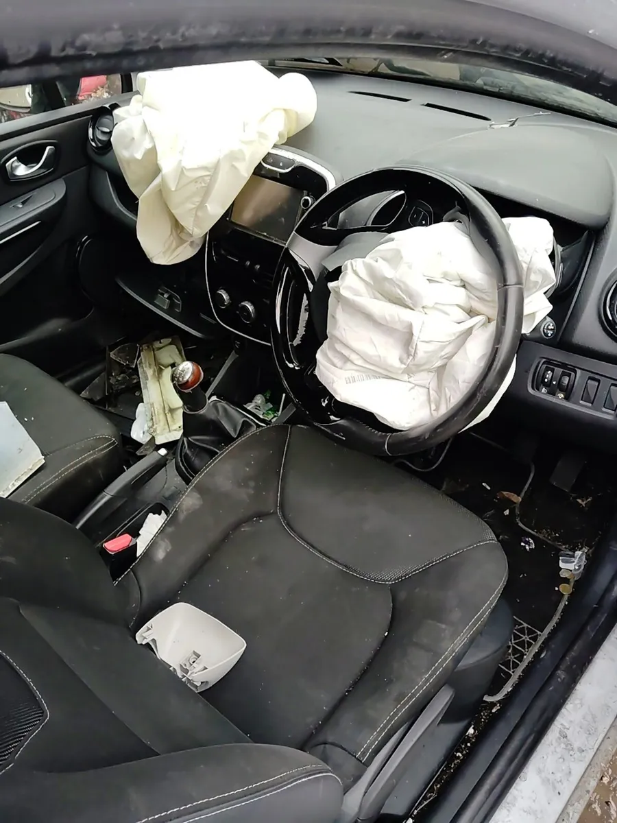 Breaking  Renault Clio 2016 petrol - Image 3