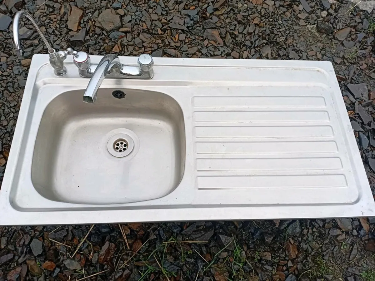 3 kitchen sinks. 70e the lot. - Image 2