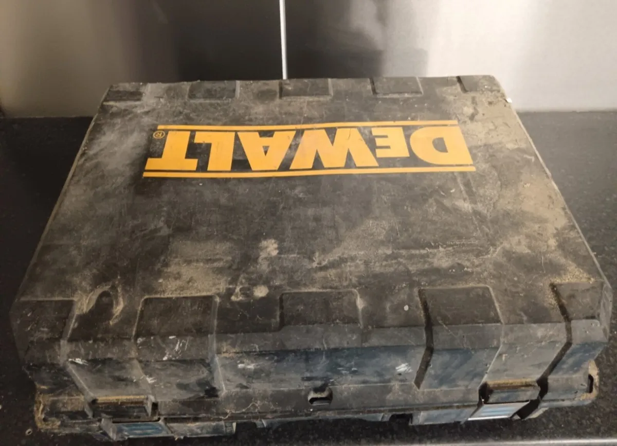 DeWalt 2nd Fix Nail Gun - Image 2