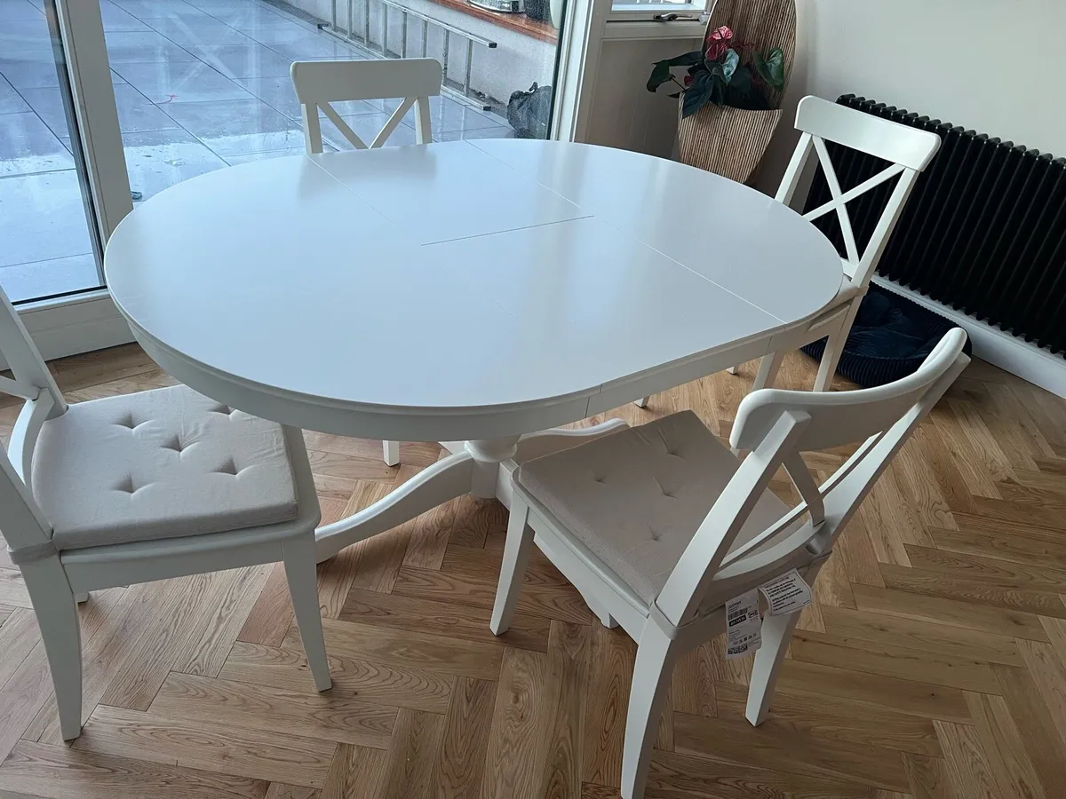 Kitchen table and chairs - Image 1