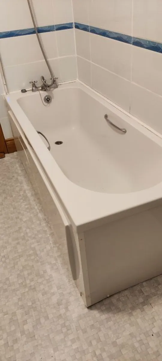 White bathroom suite - Image 2