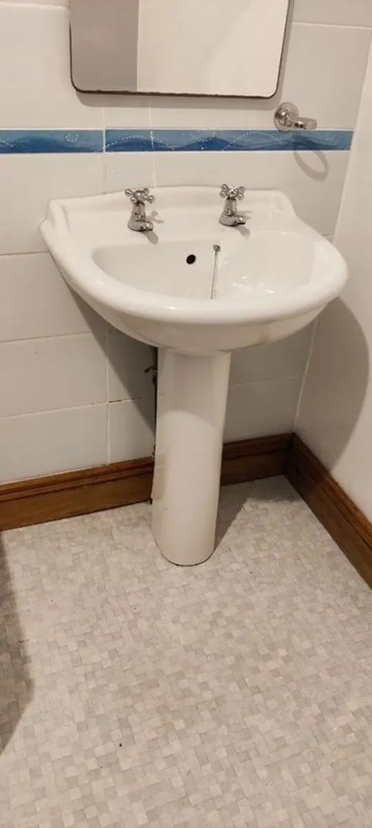 White bathroom suite - Image 3