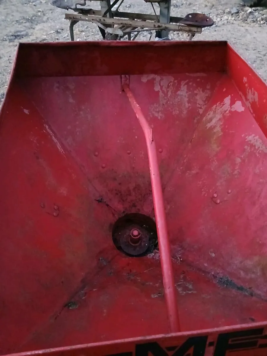 Massey Ferguson Spreader 11 and Ferguson Scoop - Image 4