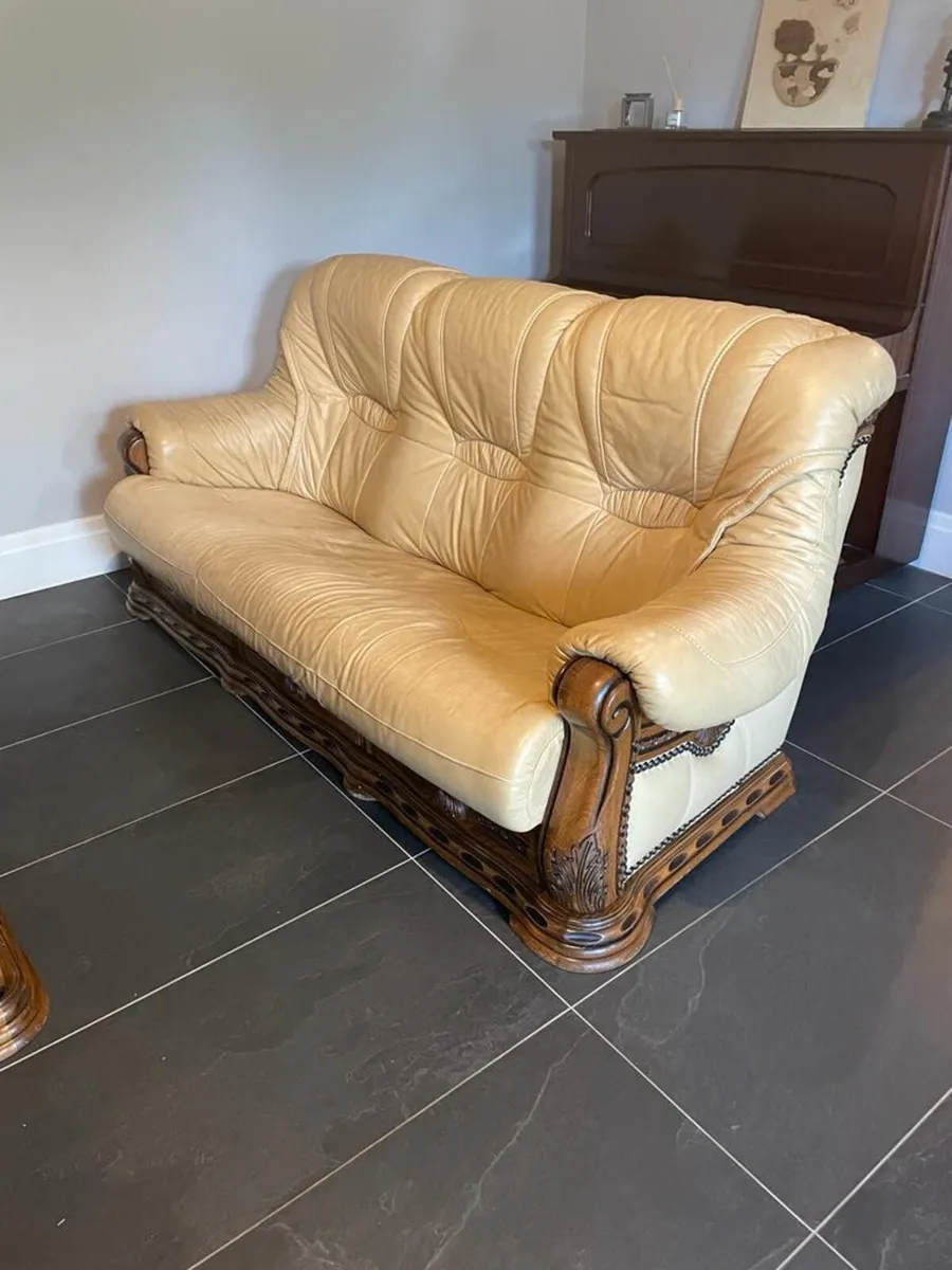 3 piece Leather suite & coffe table - Image 1