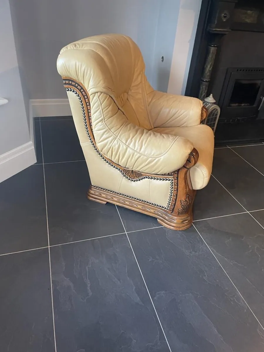 3 piece Leather suite & coffe table - Image 4