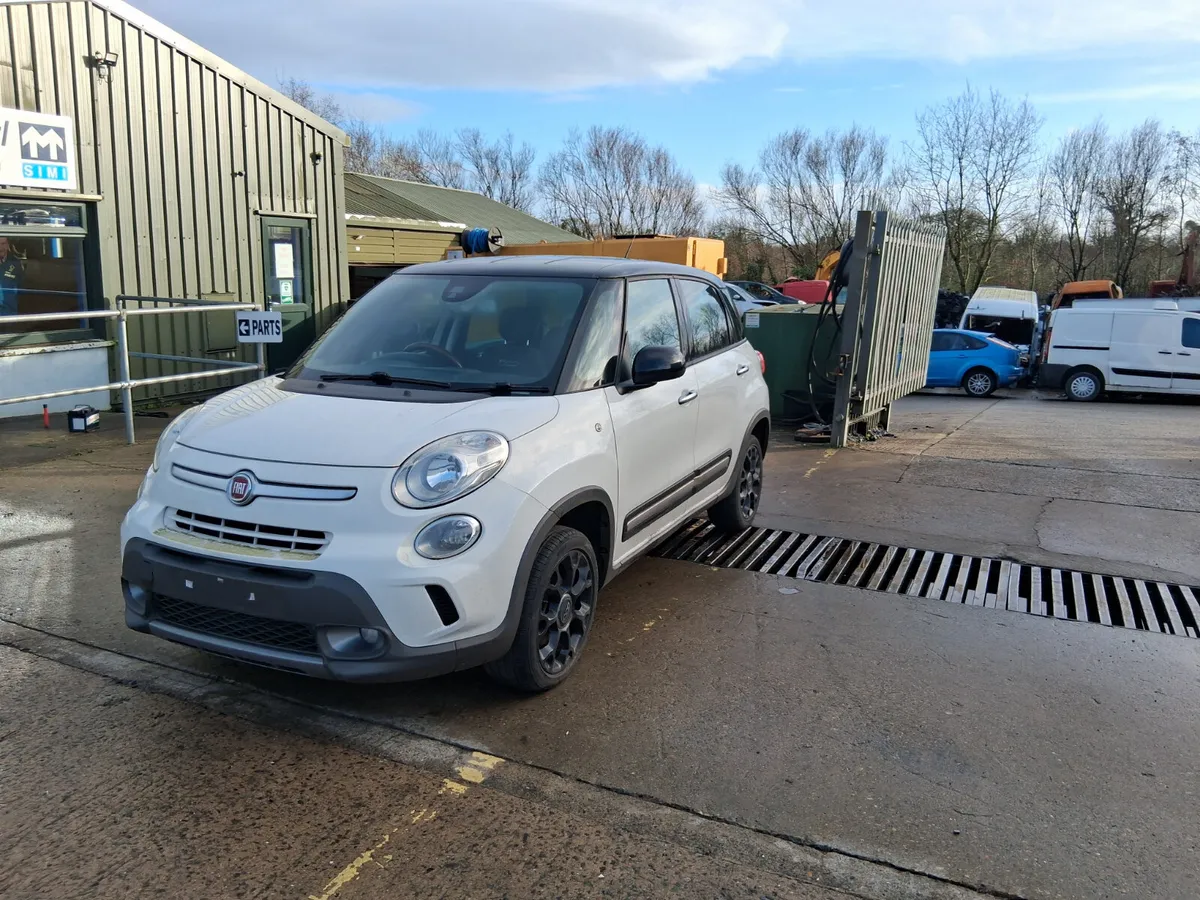 13 FIAT 500L  TREKKING MULTIJET (for parts only) - Image 1
