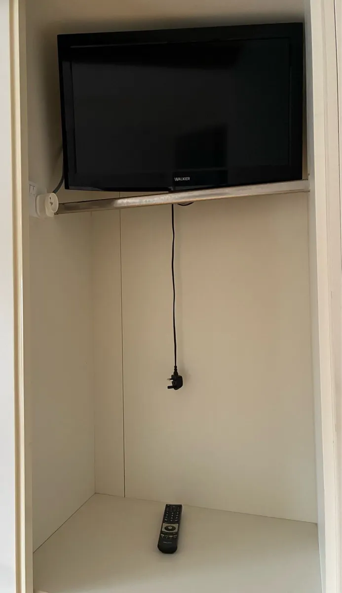 Walker 26 inch TV with mount & remote - Image 4