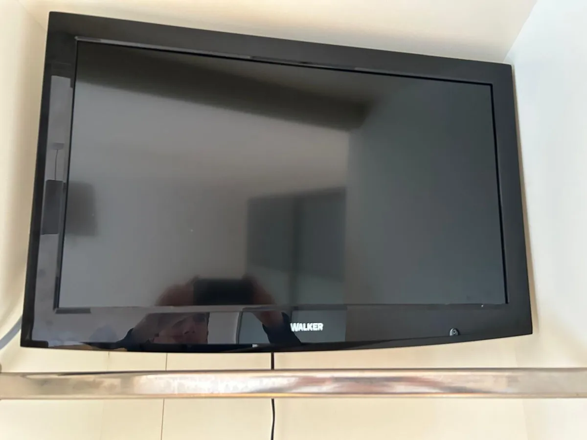 Walker 26 inch TV with mount & remote - Image 1