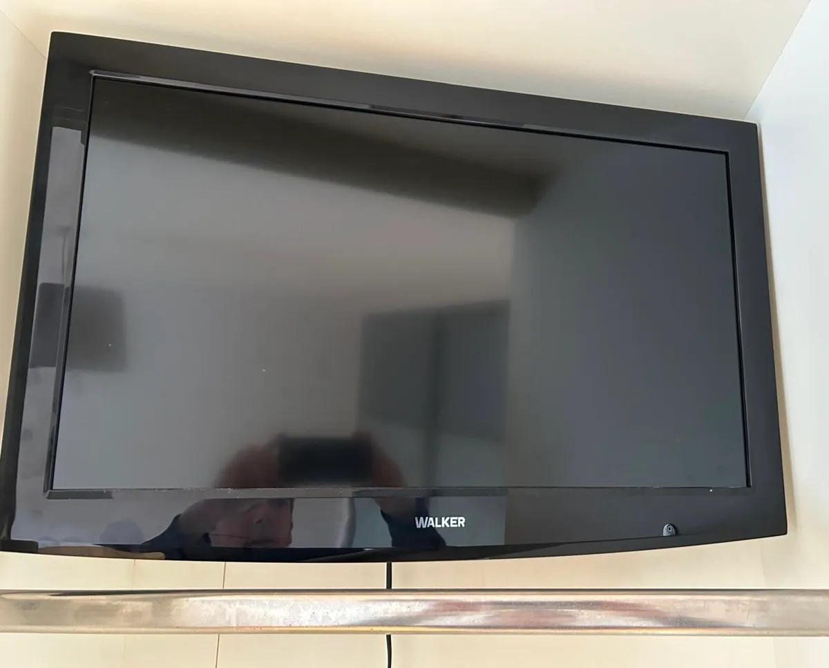 Walker 26 inch TV with mount & remote - Image 2
