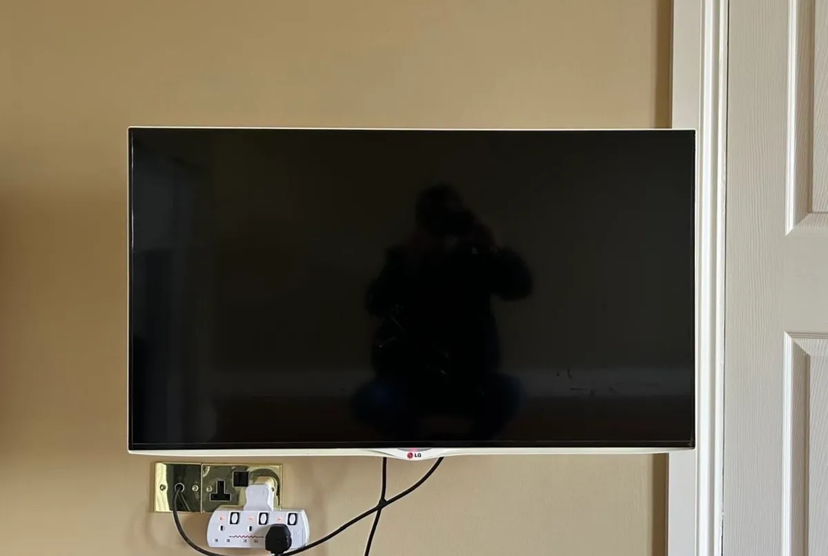 This is an LG 40UB800V 4K Ultra HD Smart TV.  Inc - Image 1