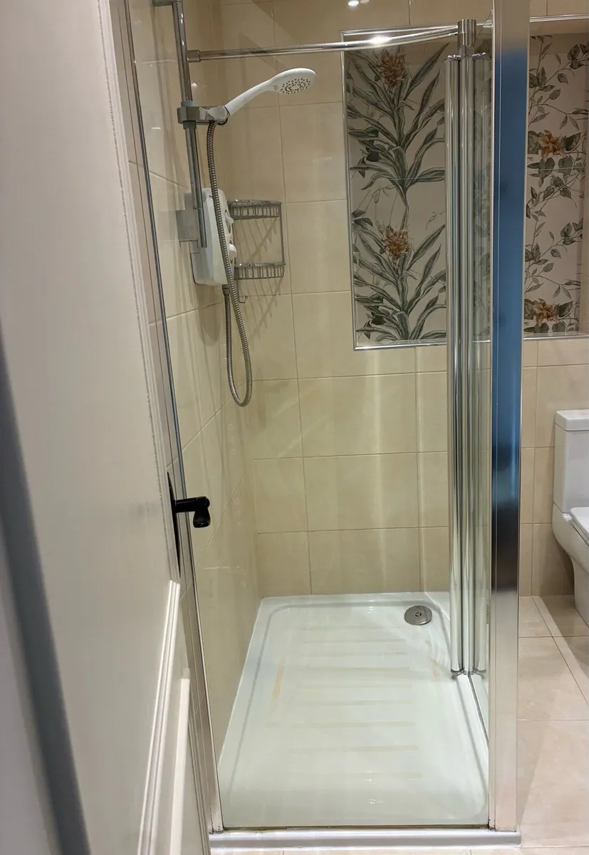 GONE White Shower tray & bi-fold shower GONE - Image 1