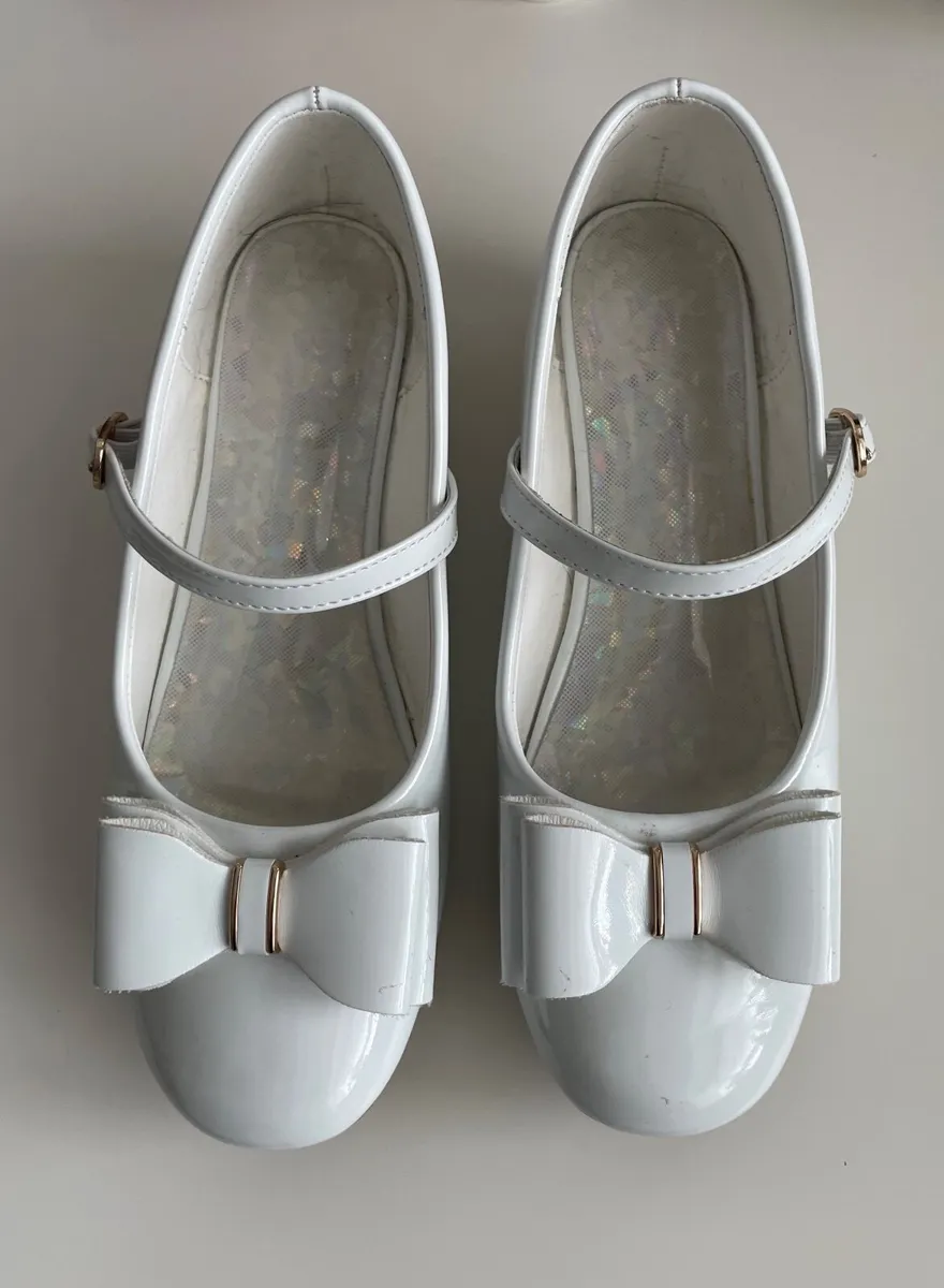 Girls White Dressy Shoes: Size 2 - Image 2