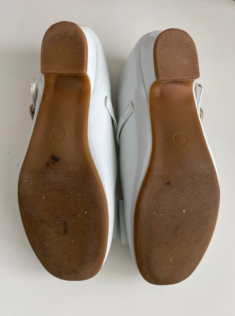 Girls White Dressy Shoes: Size 2 - Image 3