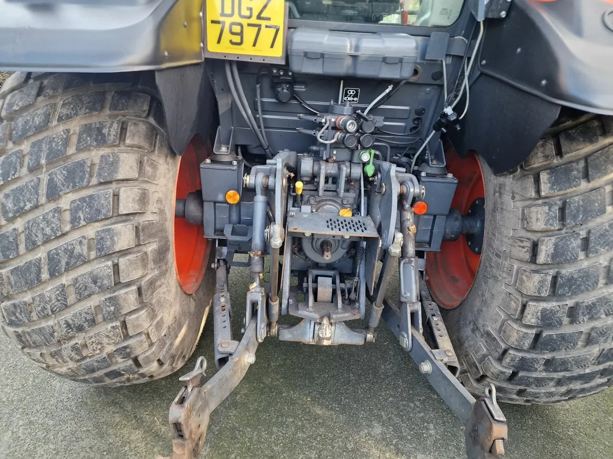 Kubota M6060 60hp Compact Tractor with Loader - Image 4