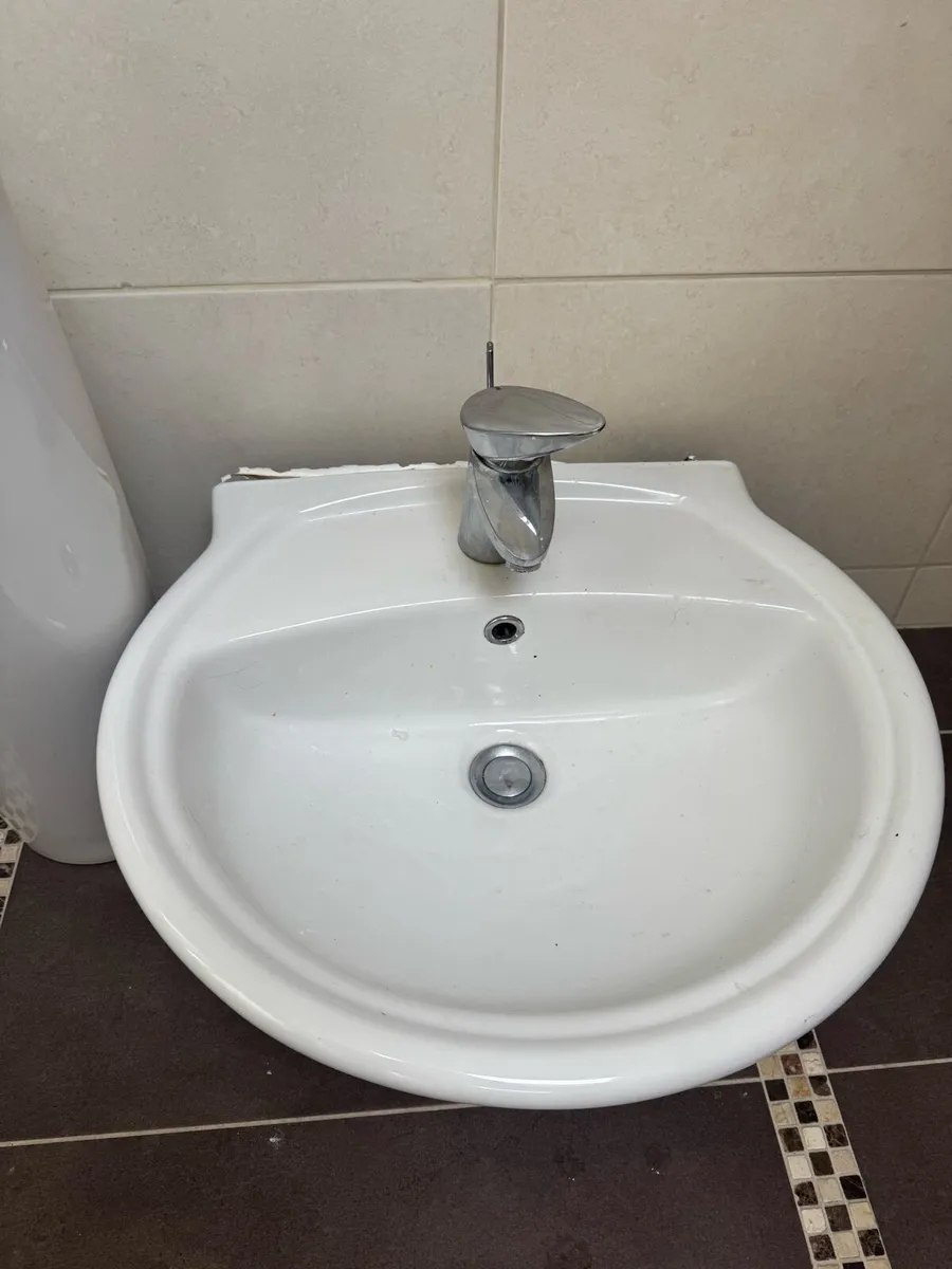Bathroom sink - Image 1