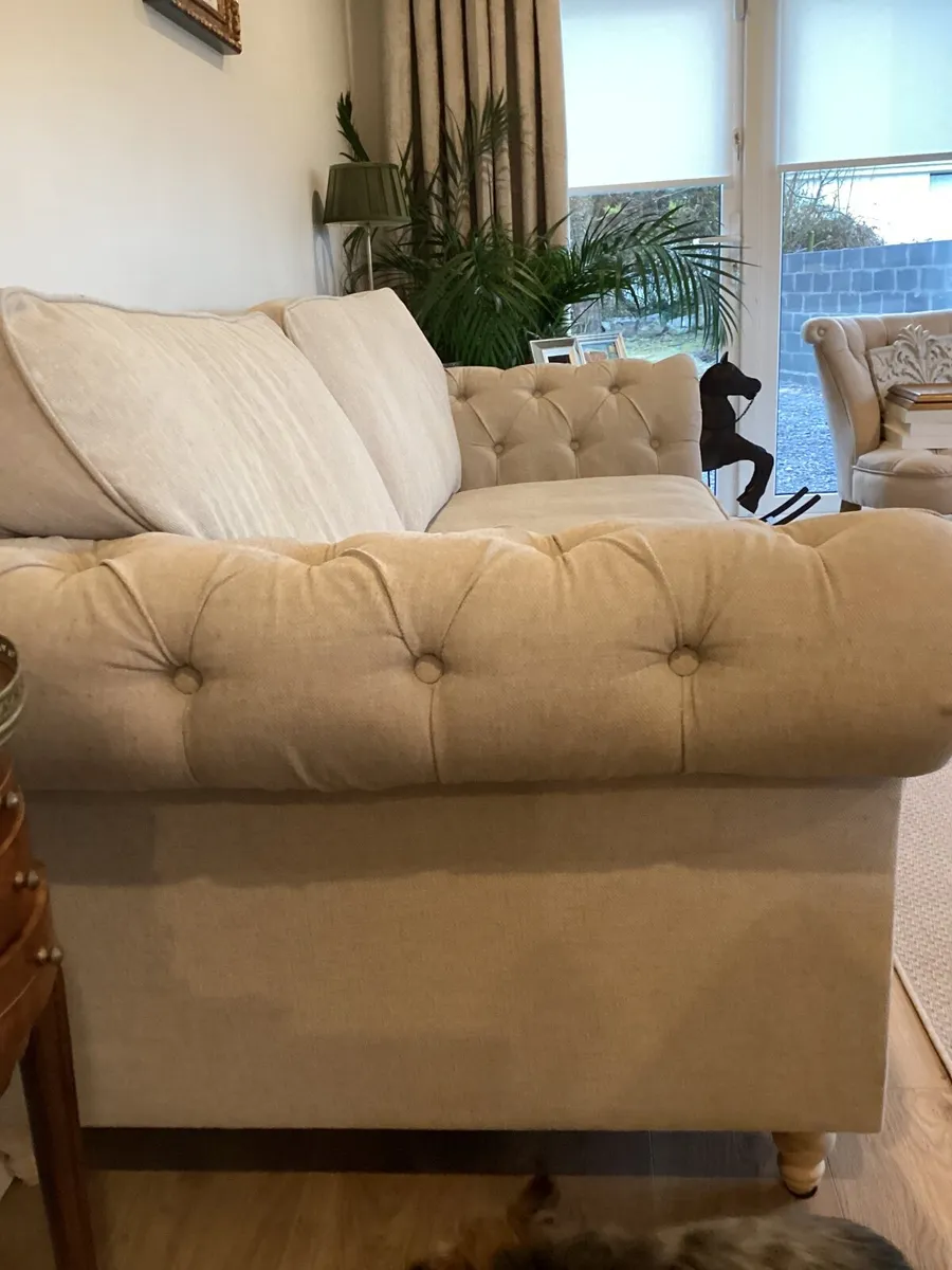 Beautiful 3/4 Seat Sofa - Image 3