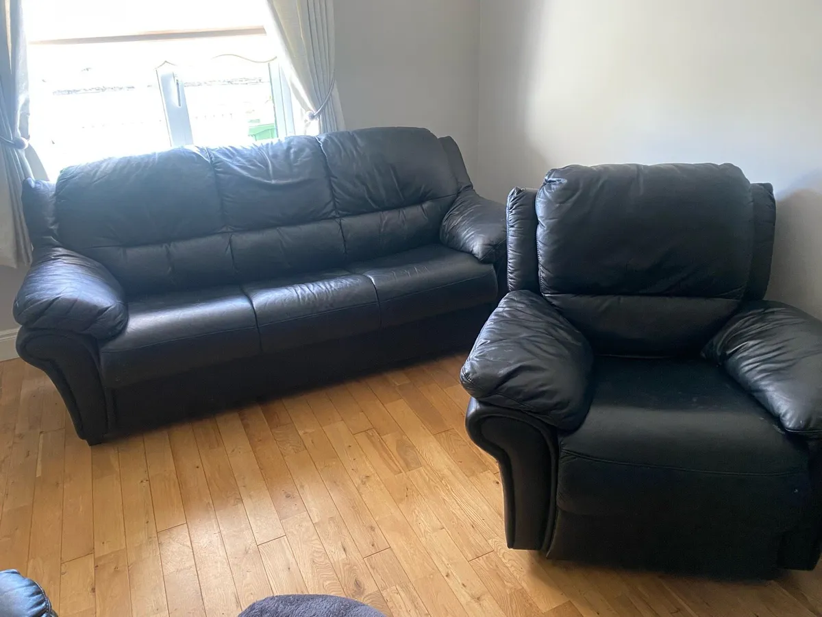 Leather sofa & 2 recliner chairs - Image 1