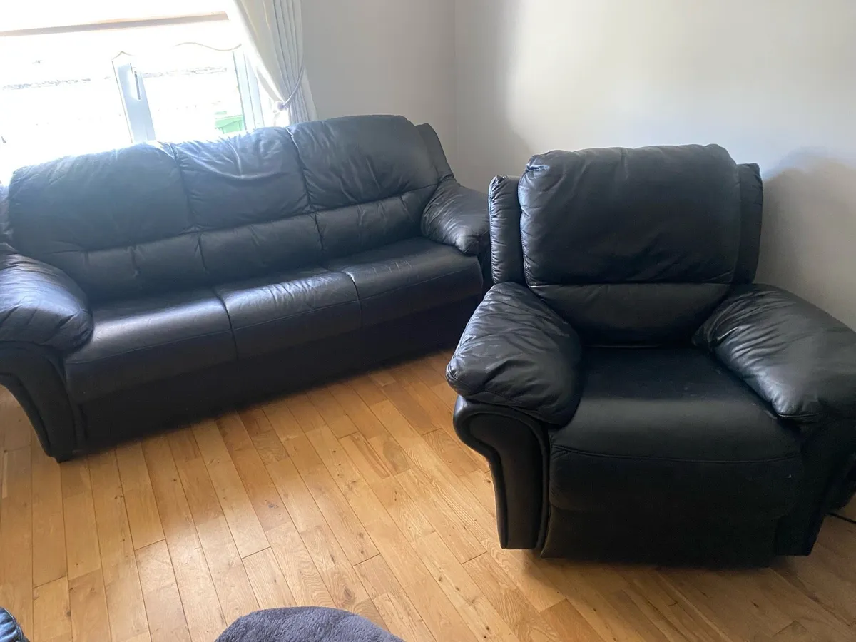 Leather sofa & 2 recliner chairs - Image 2