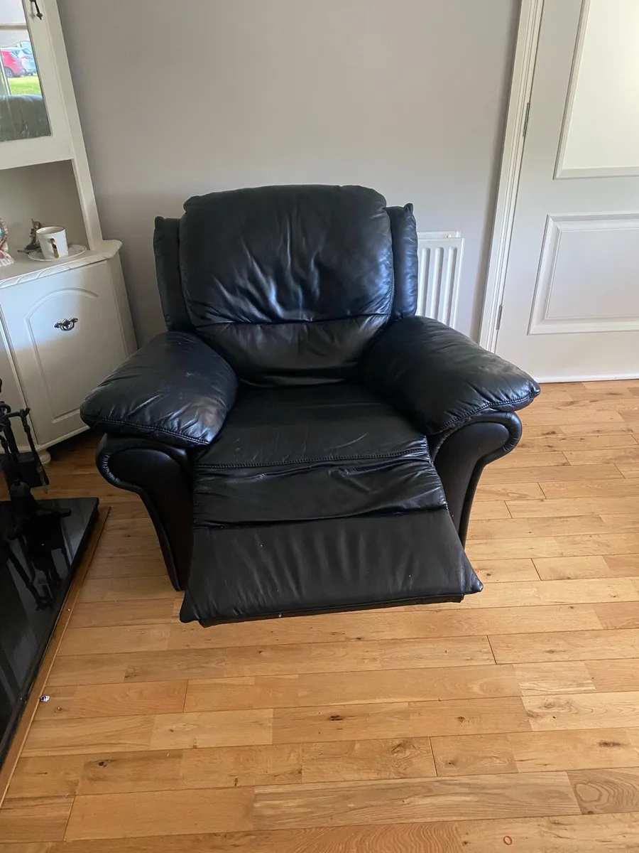 Leather sofa & 2 recliner chairs - Image 3