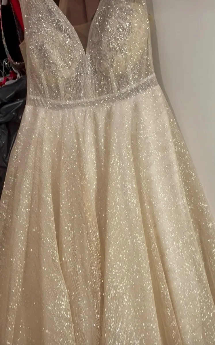 STUNNING GRAD/WEDDING  DRESS - Image 1