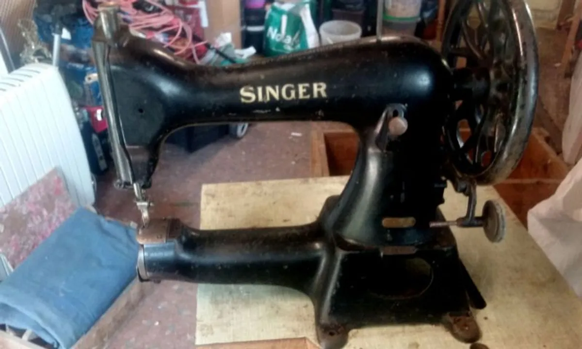 Singer sewing machine - Image 2