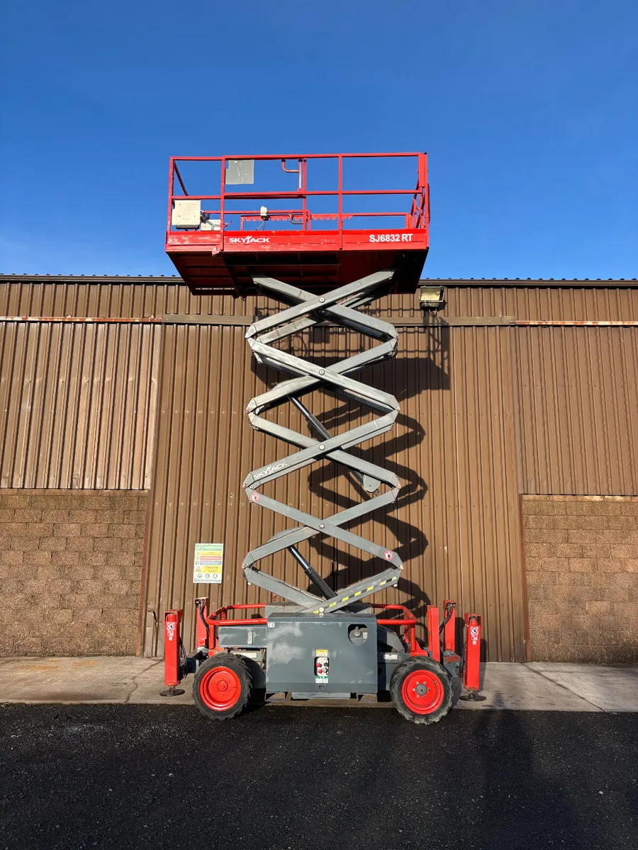 SkyJack SJ6832RT 4x4 Scissor Lift with Generator - Image 4