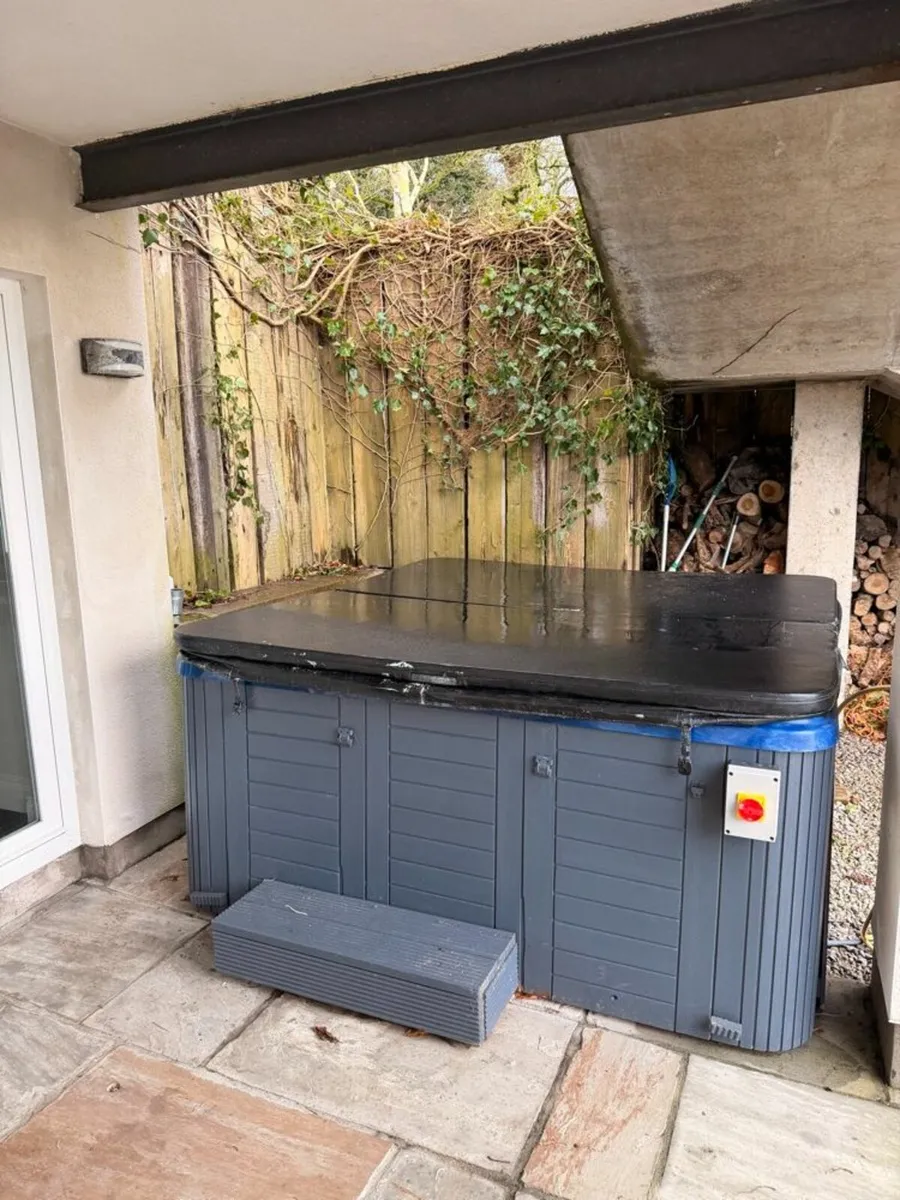 6 Seater Hot Tub - FREE