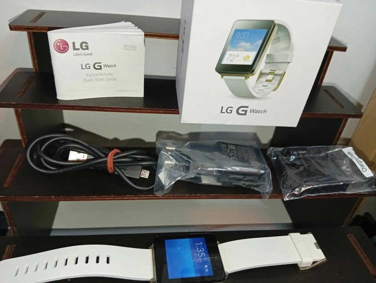 LG G Watch W100 Smartwatch Black Titanium Android - Image 1