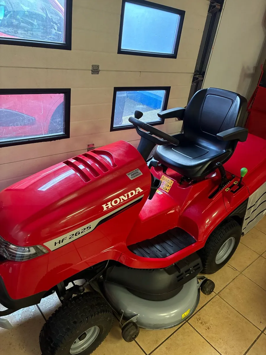 Honda HF 2625 Ride on Lawn mower - Image 1