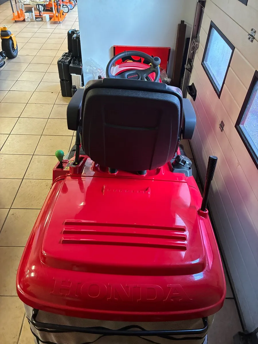 Honda HF 2625 Ride on Lawn mower - Image 4