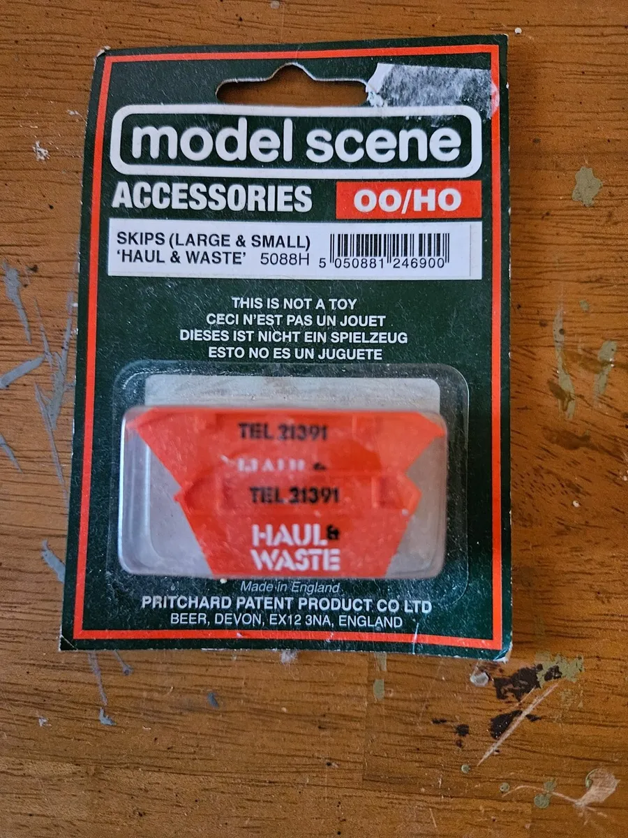 Hornby Model Scene OO Gauge Skips - Image 2