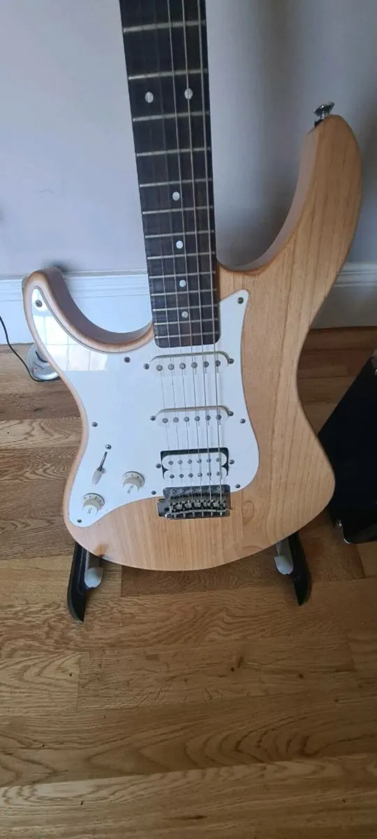 Left Handed Electric Guitar & Amp - Image 3