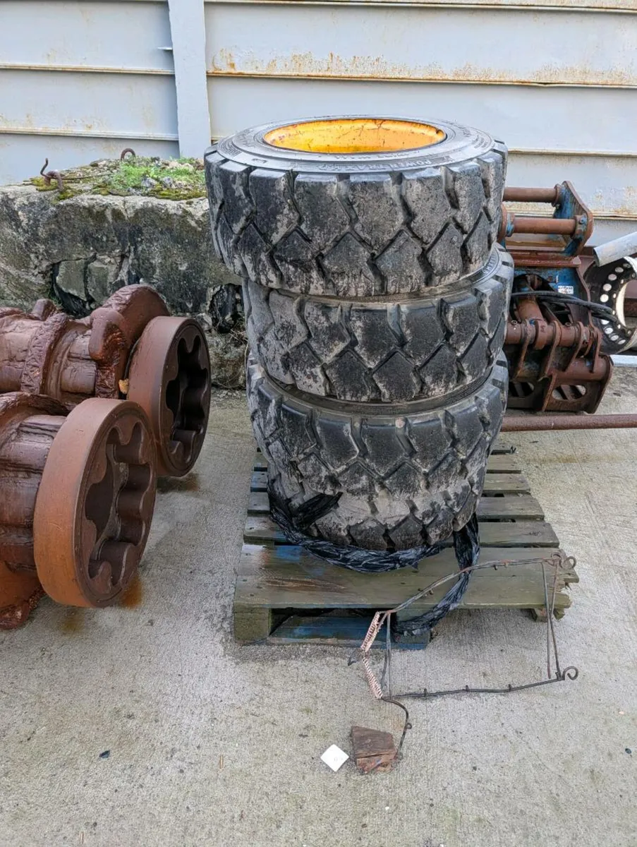 Jcb teleporter tyre's - Image 1