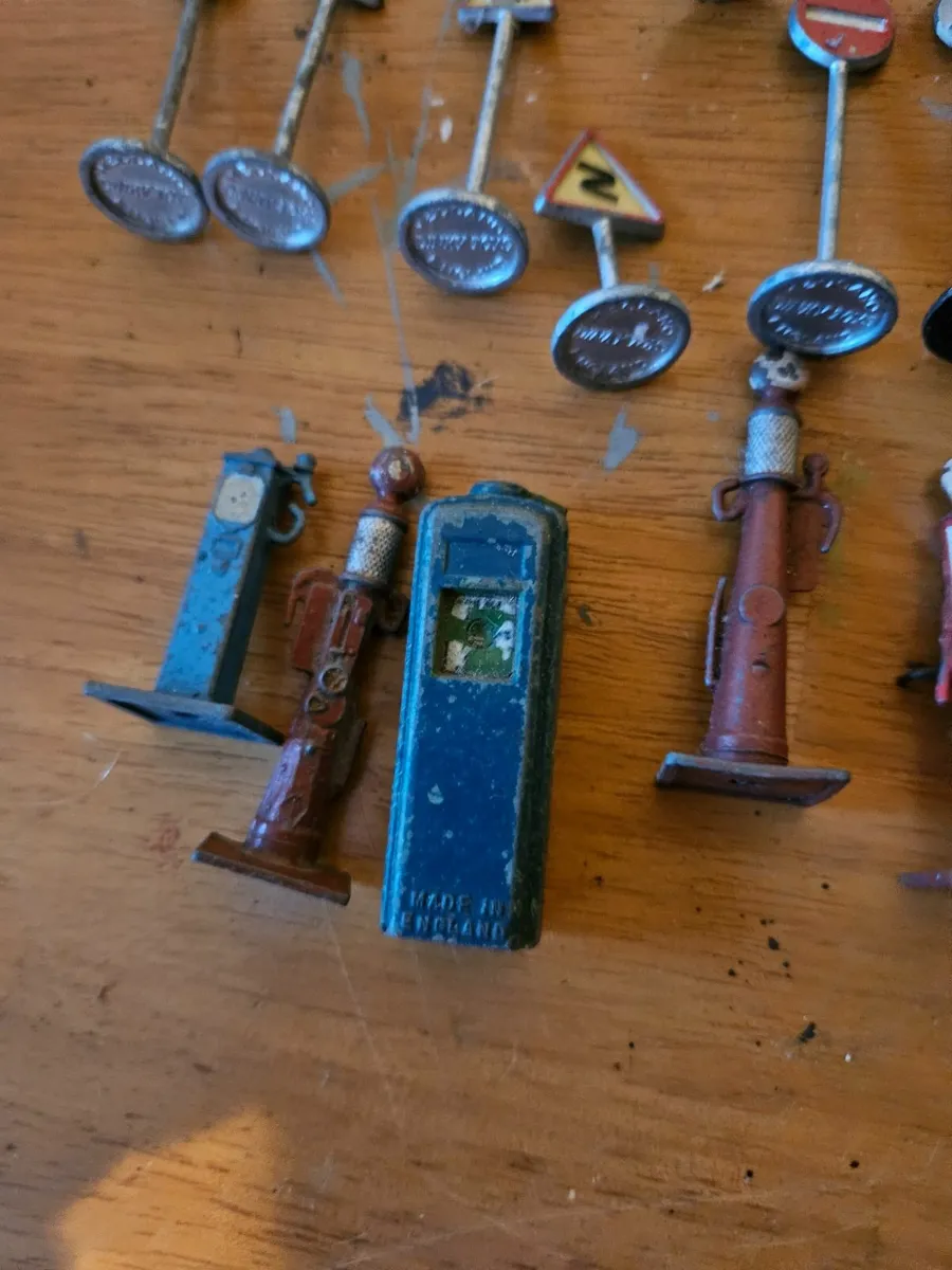 Dinky 1960's Garage Petrol Pumps Street Lights - Image 2