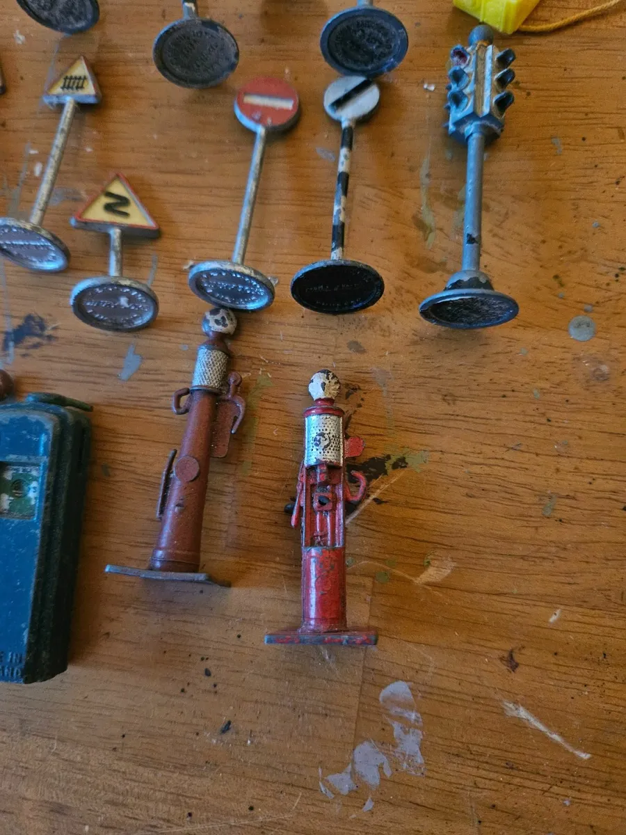 Dinky 1960's Garage Petrol Pumps Street Lights - Image 3
