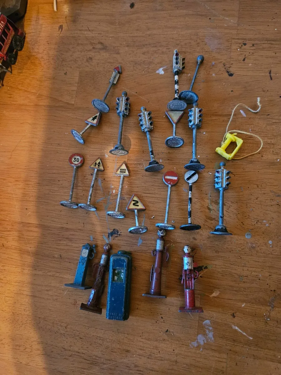 Dinky 1960's Garage Petrol Pumps Street Lights - Image 1