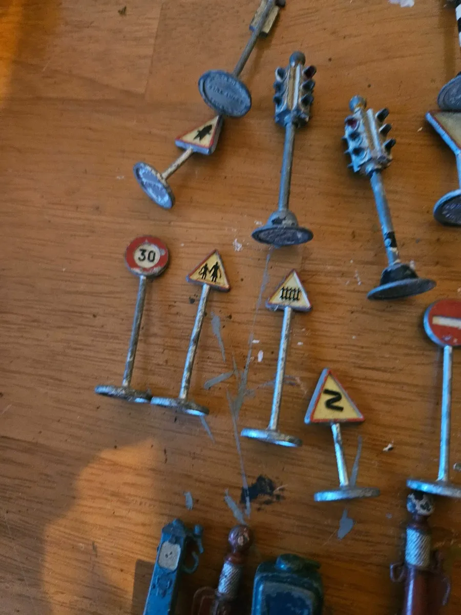 Dinky 1960's Garage Petrol Pumps Street Lights - Image 4