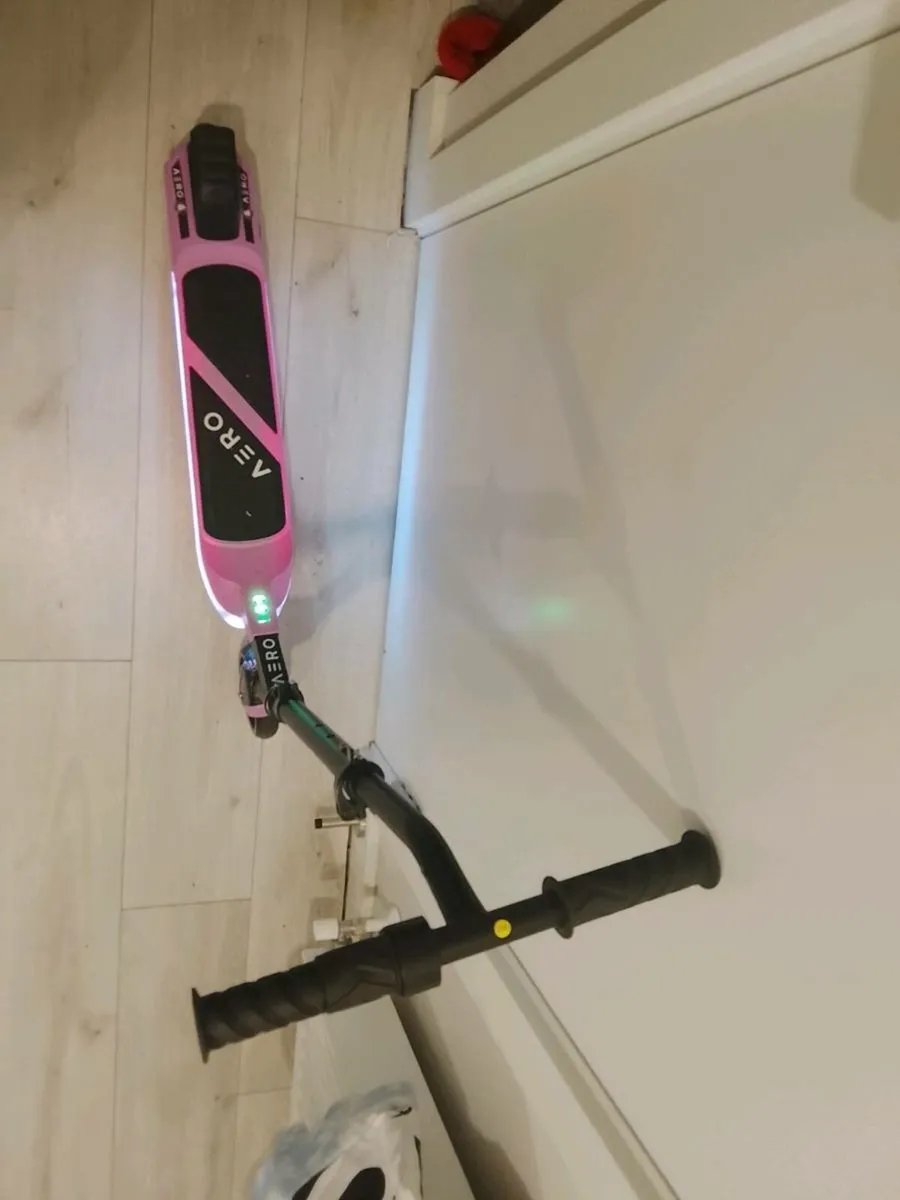 Kids Aero pink electric scooter - Image 3