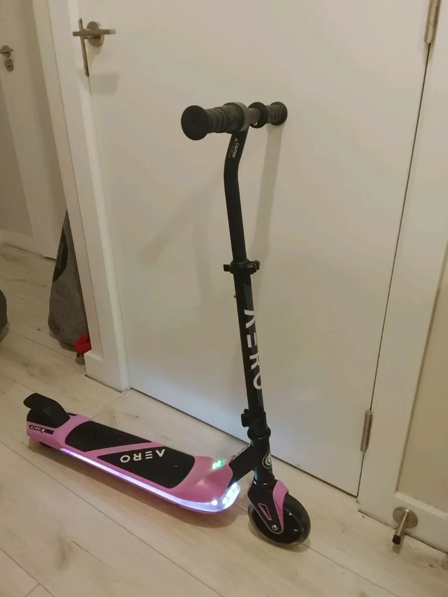 Kids Aero pink electric scooter - Image 4