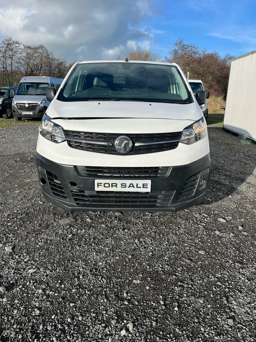 212 VAUXHALL VIVARO LIGHT DAMAGE - Image 1