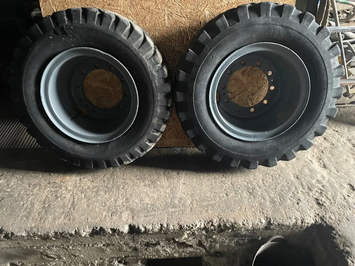 Wheel rims 10 stud ,, 1000x20 tyres fitted - Image 1