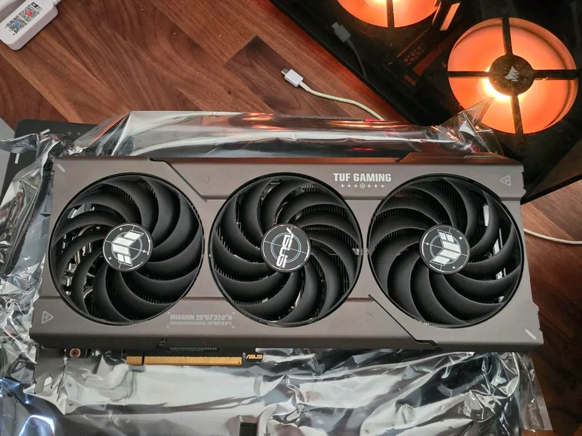 ASUS AMD Radeon RX 7800 XT OC edition 16GB VRAM - Image 3