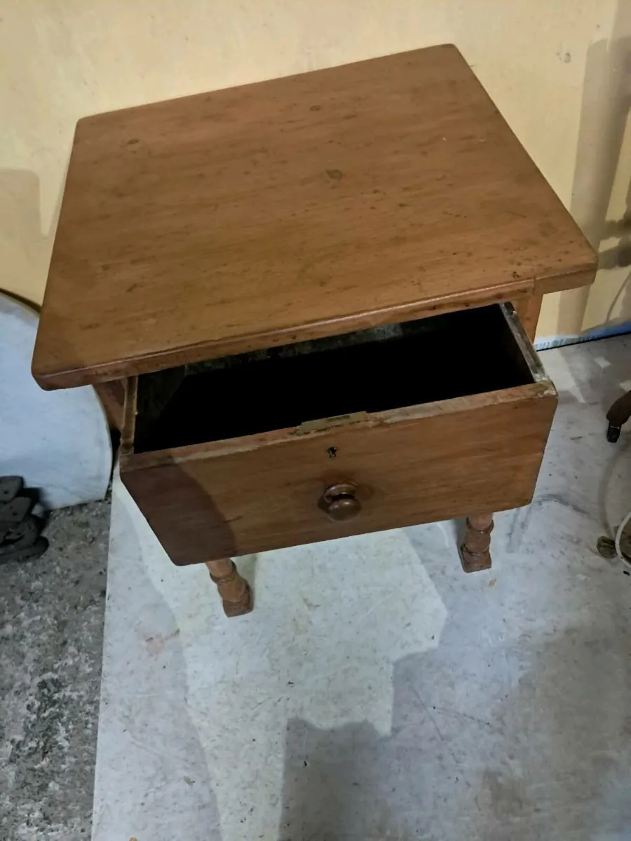 Refurbished pine table - Image 2